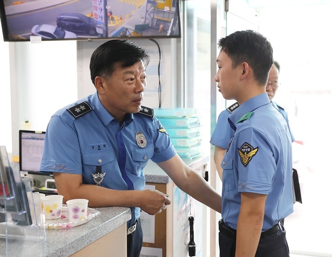 김홍희 남해해경청장이 무더운 날씨에 땀 흘리며 연안해역 안전 관리중인 해양경찰 직원들을 격려하고 있다.(사진제공=남해지방해양경찰청)