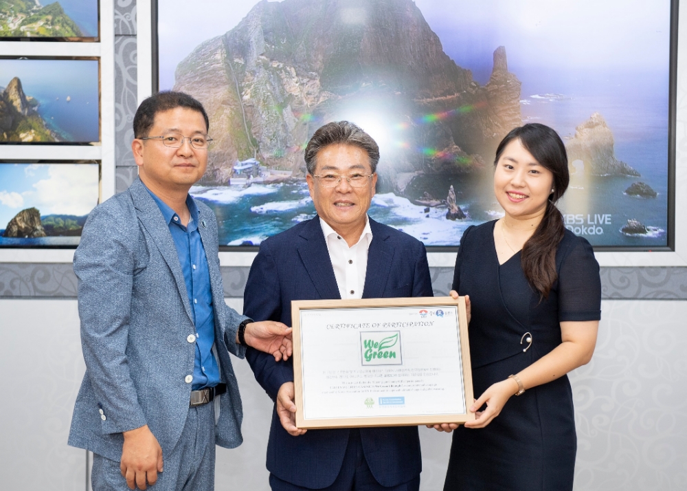 (왼쪽부터) SK이노베이션 홍보실 박현섭 팀장, 김병수 울릉군수, UN환경계획 한국협회 장수아 팀장이 기념 사진을 촬영하고 있다.(사진=SK이노베이션)