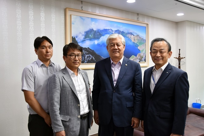 이상헌 국회의원(사진우측2번째)이 이학수 한국수자원공사 사장 등과 만나 암각화보존과 관련한 논의를 하고 기념촬영.(사진제공=이상헌의원실)