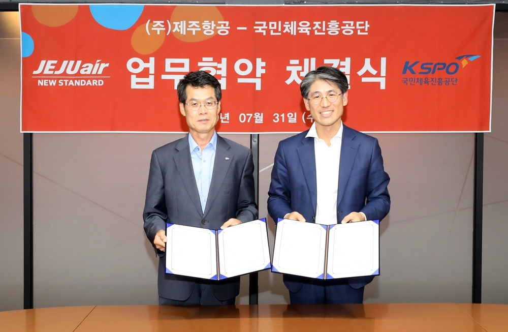 제주항공 김재천 경영본부장(오른쪽)과 국민체육진흥공단 김갑수 전무이사(왼쪽)이 체력검정에 관한 업무협약을 체결했다.(사진=제주항공)