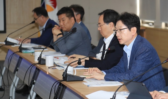 8월 1일 경남도청 도정회의실에서 열린 일본 수출규제 대응방안 회의에서 김경수 지사가 발언을 하고 있다.(사진제공=경남도)