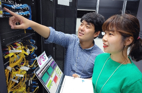 LG유플러스 직원들이 5G 상용망에 적용된 대용량 5G DU를 점검하고 있다. 사진=LG유플러스