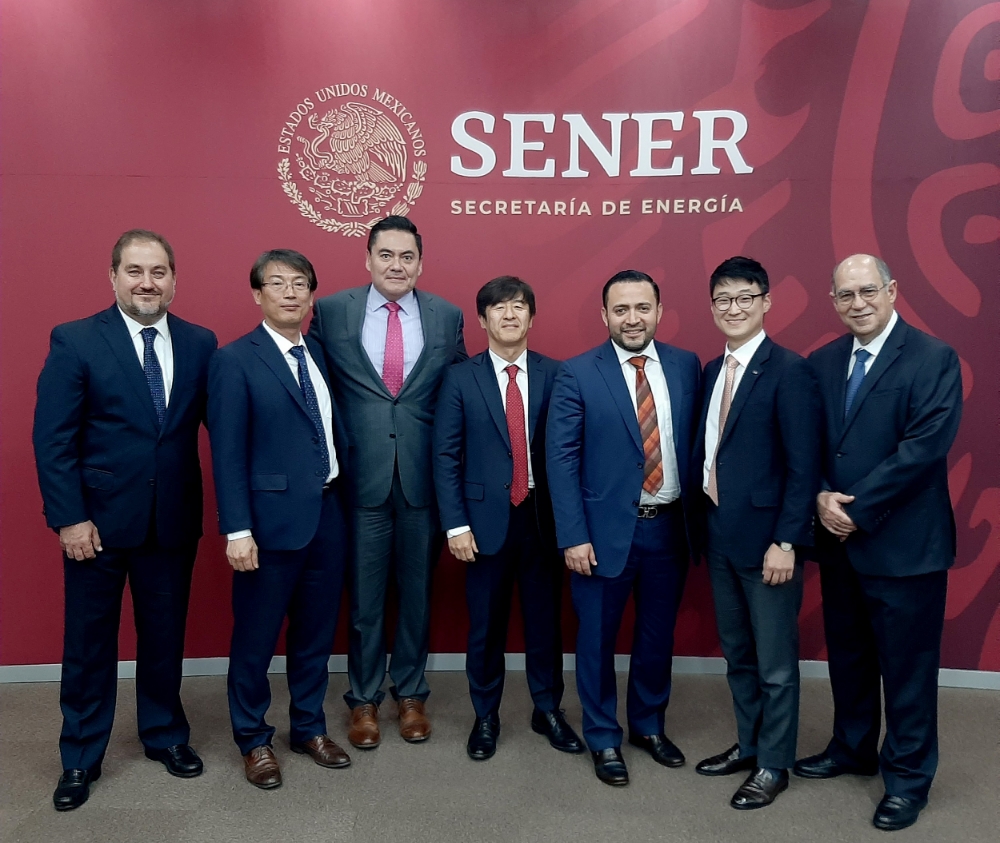 삼성엔지니어링 마케팅담당 문경진 상무(좌측 네 번째), 유재준 멕시코 법인장(우측 두 번째), 페멕스社 코르네호(Cornejo) 부사장(좌측에서 세 번째), 페멕스社 마루포(Marrufo) 프로젝트 디렉터(우측 세 번째).(사진=삼성엔지니어링)