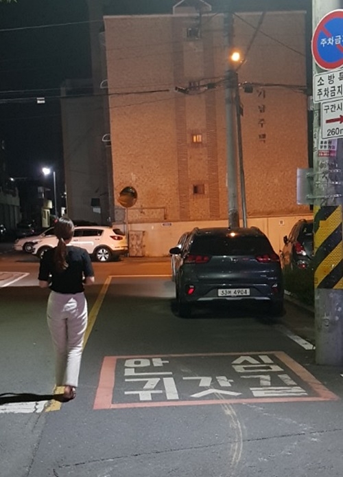여성경찰관이 야간에 여성의 마음으로 여성안심귀갓길 현장체험에 나서고 있다.(사진제공=대구달성경찰서)