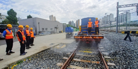 코레일이 2일 오전 동대구역 인근 선로에서 레일 온도를 낮추기 위해 살수차량으로 물 뿌리기 작업을 준비하고 있다. 사진=코레일