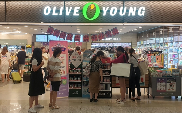 CJ올리브영, 올 여름 인천공항점서 ‘니플커버’ 인기…전년比 75%↑
