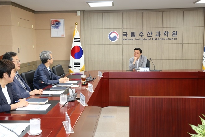 윤준호 국회의원이 국립수산과학원을 방문해 해파리, 해양쓰레기 등 현안에 대해 토의하고 있다.