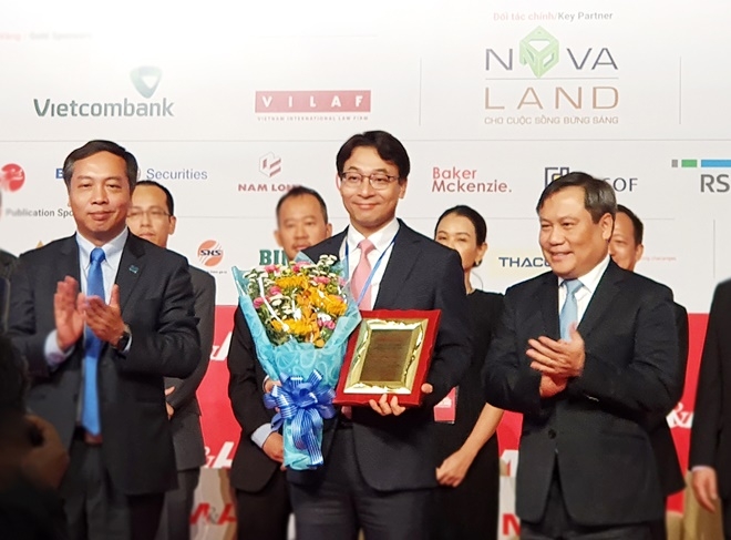 법무법인(유한) 태평양이 2019 베트남 M&A 포럼에서 ‘올해의 자문사’상 수상 및 해당 자문 거래가 ‘올해의 딜’로 선정되는 등 두 부문을 동시 석권하고 기념촬영. (왼쪽부터 르 트롱 민(Le Trong Minh) 베트남 인베스트먼트 리뷰 편집장,태평양 베트남 법인 대표 배용근 변호사, 부 다이 탕(Vu Dai Thang) 베트남 기획투자부 차관). (사진제공=법무법인 태평양)