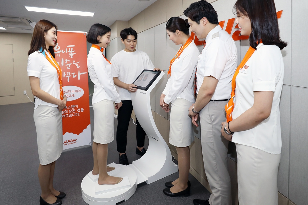 제주항공 승무원들이 사내에 설치된 3D 풋 스캔 장치에서 발을 측정하고 있다.(사진=제주항공)