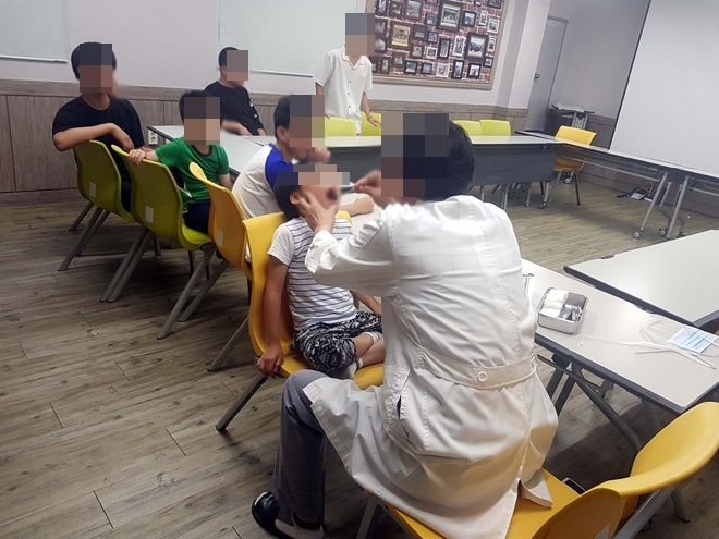 보육시설 아이들의 치아를 검진하고 있다.(사진제공=경주준법지원센터)