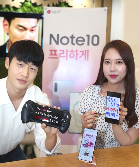 모델들이 LG유플러스가 실시하는 9일 갤럭시 노트10 사전예약을 홍보하고 있다. 사진=LG유플러스