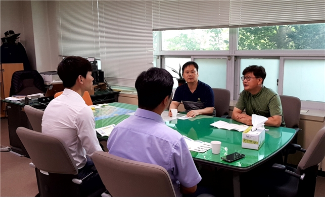 농협중앙회 울주군지부 농정지원단과 간담회를 갖고 특기를 활용한 사회봉사를 추진하기로 협의하고 있다.(사진제공=울산준법지원센터)