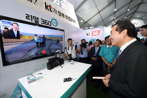 8일 오후 KT 전시관을 방문한 이낙연 총리가 제주 서귀포시 마라도에 거주하는 주민과 5G 기반 영상통화를 하고 있다. 사진=KT