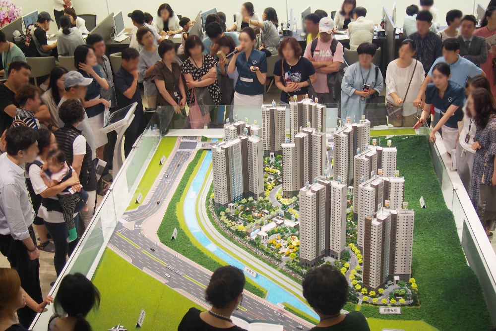 광양 푸르지오 더 퍼스트 모형도를 살펴보는 내방객들. (사진= 대우건설)