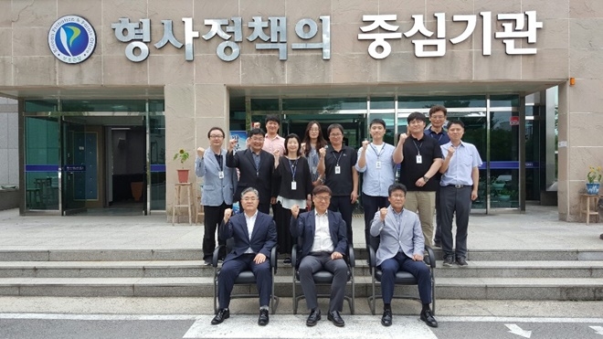 최우철 소장(앞줄 가운데)이 안동준법지원센터 방문 기념촬영.(사진제공=안동준법지원센터)