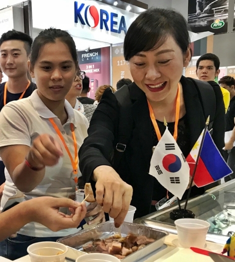 필리핀식품박람회 한국관 시음‧시식 현장사진. 사진=aT