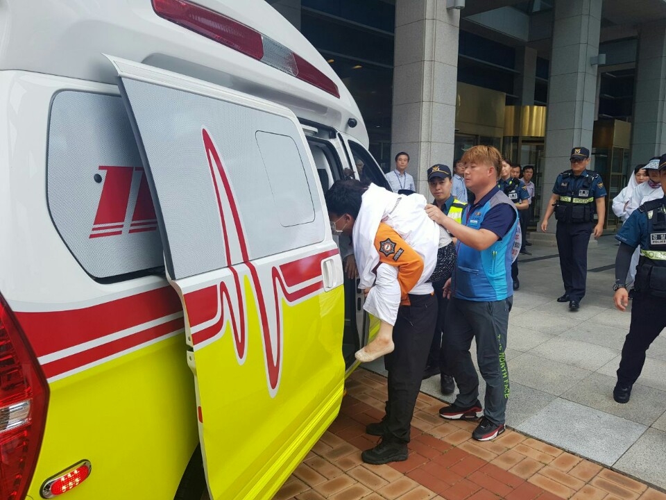 119구급대로 후송되고 있는 안전점검원 여성노동자.(사진제공=공공운수노조울산본부)