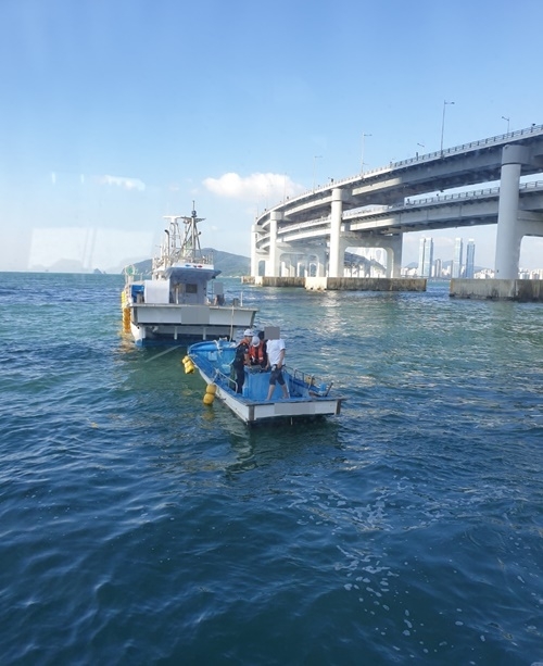 침수어선을 입항조치하고 있다.(사진제공=부산해양경찰서)