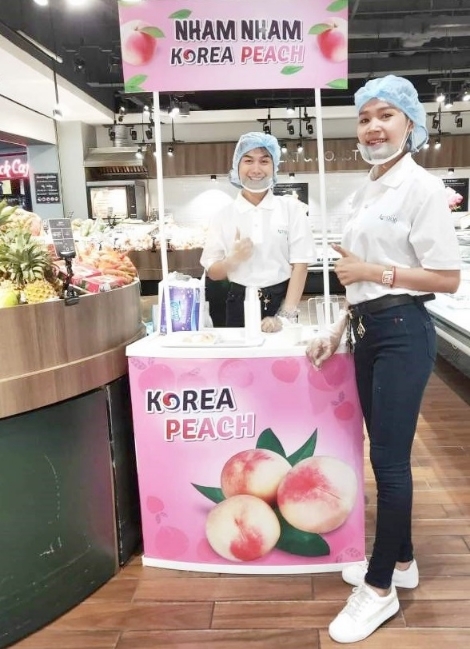 캄보디아 대형유통업체 한국 복숭아 판촉행사 현장사진. 사진=aT