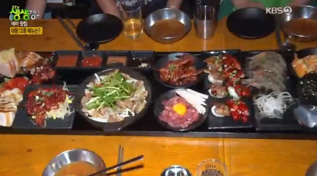 ‘족보곱닭육초’ 라인업이 자리를 들썩이게 하고 있는 하루다 / 출처 케이비에스화면