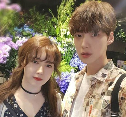 ‘문보미’ 씨가 이들 커플간에 중심에 서 있는 상황이 됐다 / 출처 에스엔에스