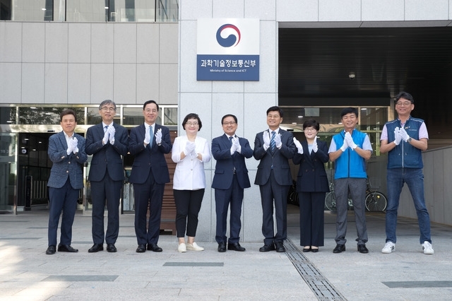 과학기술정보통신부가 19일 오전 세종특별자치시 세종파이낸스센터에서 현판식을 개최했다. 왼쪽부터 전성배 과기부 기획조정실장, 김성수 과기부 과학기술혁신본부장, 민원기 과기부 제2차관, 문미옥 과기부 제1차관, 유영민 과기부 장관, 이춘희 세종특별자치시장, 김진숙 행정중심복합도시건설청장, 이의기 국가공무원노동조합 과기부 위원장, 송영섭 전국공무원노동조합 과기부 지부장. (사진=과학기술정보통신부 제공)