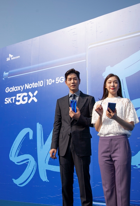 홍종현씨(왼쪽)와 김연아씨(오른쪽)가 SK텔레콤 전용 모델인 ‘갤럭시 노트10+ 아우라블루’를 소개하고 있는 모습. 사진=SK텔레콤