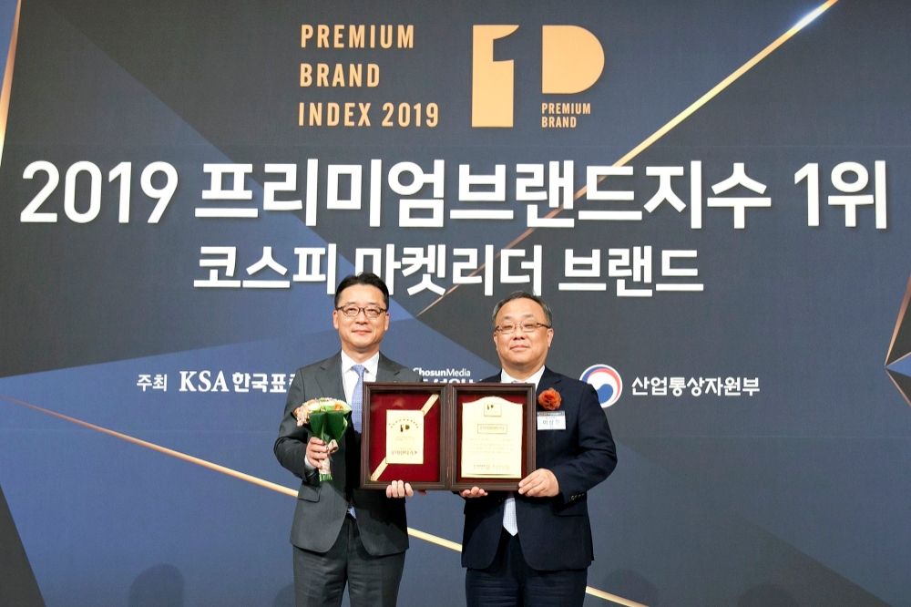 (좌) 롯데렌탈 경영지원부문장 남승현 상무 (우) 한국표준협회 이상진 회장.(사진=롯데렌터카)