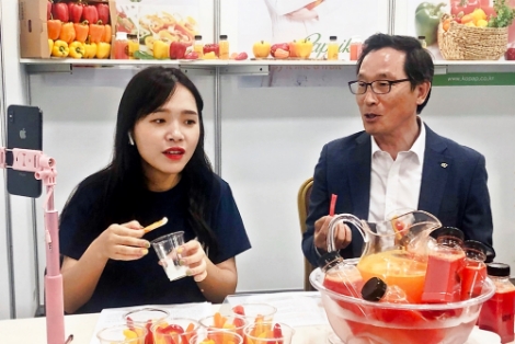 aT 이병호 사장이 '왕홍'과 함께 파프리카 홍보 라이브방송을 진행중이다. 사진=aT