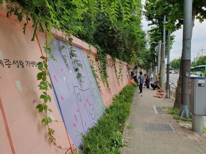 사회봉사대상자들이 나뭇가지 전지작업 등 환경정리를 하고 있다.(사진제공=서울준법지원센터)