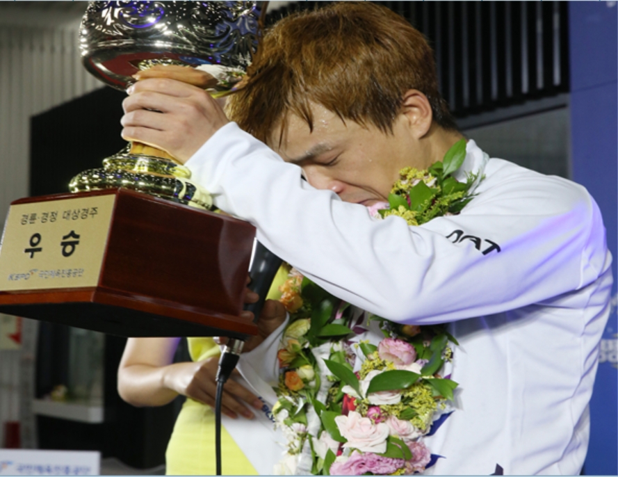 2019 경정 왕중왕에 올라 기쁨의 눈물을 터뜨린 심상철 선수는 한동안 말을 잇지 못했다.(사진=국민체육진흥공단)