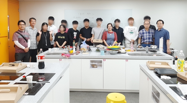 제과제빵 진로체험을 실시하고 기념촬영.(사진제공=서울준법지원센터)