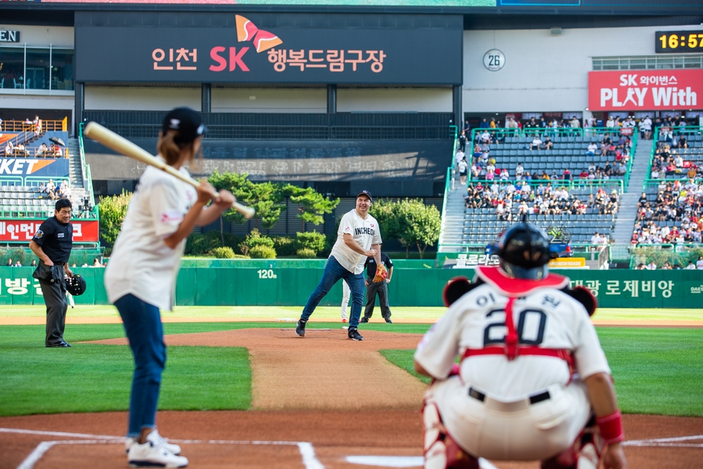 카허카젬 한국지엠 사장이 시구를 하고 있다.(사진=한국지엠)