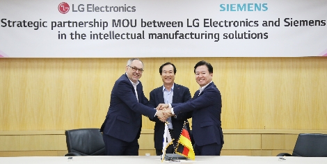 LG전자와 지멘스가 평택시 소재의 LG디지털파크에서 ‘제조 지능화 솔루션’ 공동개발을 위한 양해각서(MOU)를 체결했다. LG전자 소재/생산기술원장 홍순국 사장(가운데), ‘지멘스 디지털 인더스트리’ 디터 슈레터러(Dieter Schletterer) 대표(맨왼쪽), ‘지멘스 디지털 인더스트리 SW 코리아’ 오병준 대표(맨오른쪽)가 MOU 체결후 손을 맞잡고 있다. 사진=LG전자