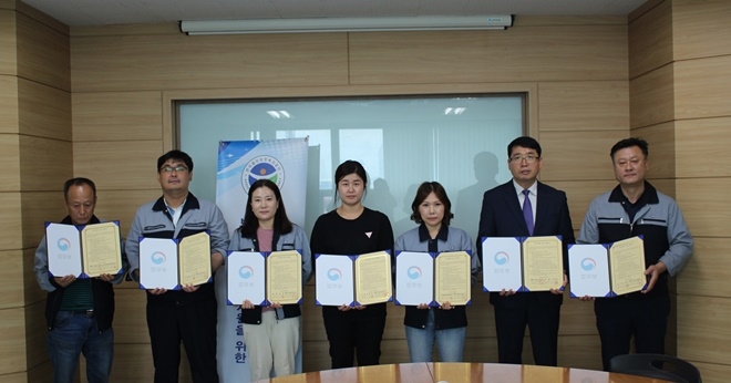 법무공단울산지부가 6개 구인업체와 업무협약을 체결하고 기념촬영.(사진제공=한국법무보호복지공단 울산지부)