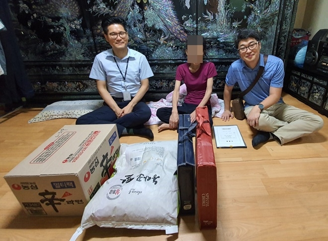 선물세트를 지원하고 위로를 건네고 있다.(사진제공=서울준법지원센터)