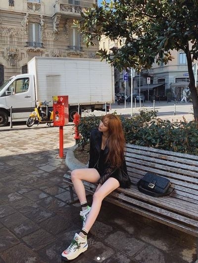 길쭉길쭉 다리라인...이성경, 우윳빛 피부까지