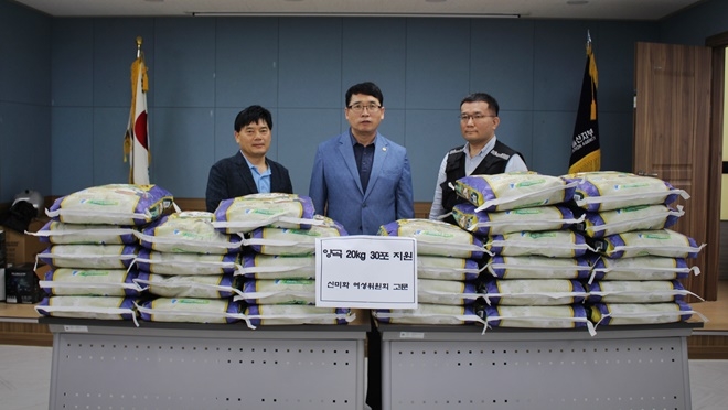여성위원회 신민화 고문으로부터 지원받은 양곡.(사진제공=한국법무보호복지공단울산지부)
