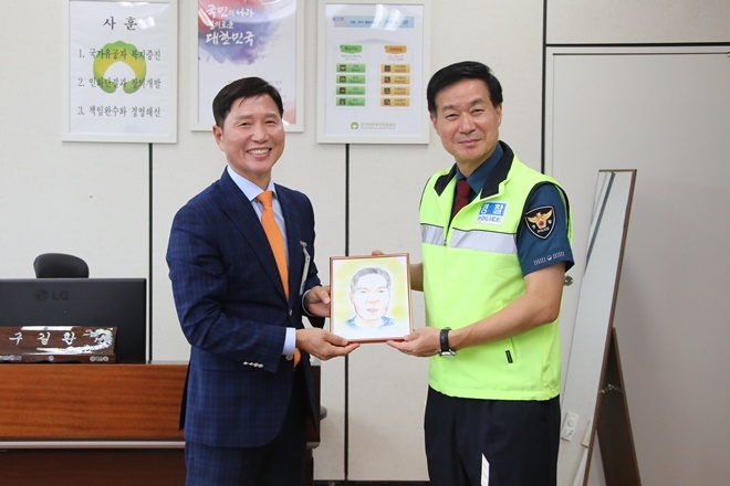 진정무 청장이 구길환 원장에게 캐리커처를 선물하고 있다.(사진제공=경남경찰청)