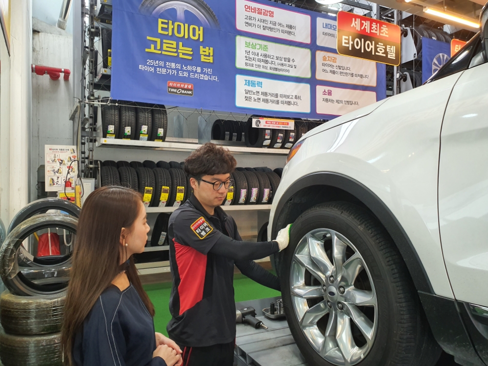 타이어 점검 모습.(사진=타이어뱅크)