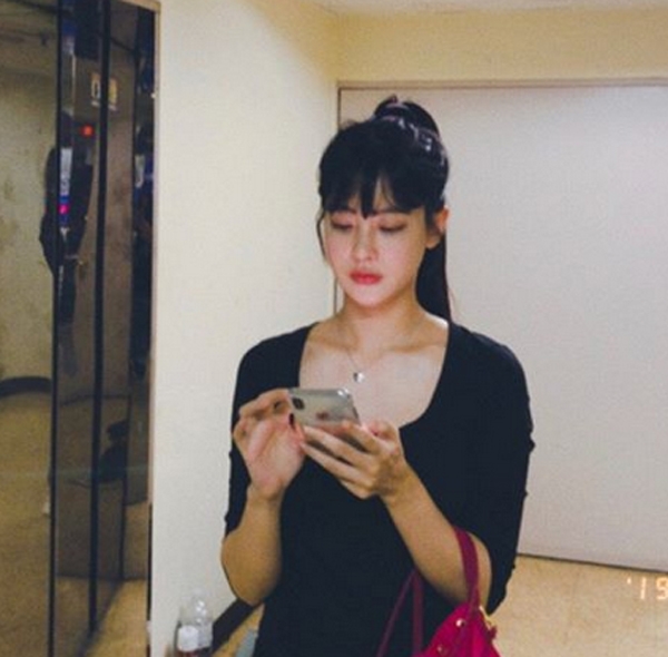 ‘오연서’가 이날 하루 잡음에 중심에 서 당혹스러워 하는 눈초리다 / 출처 에스엔에스