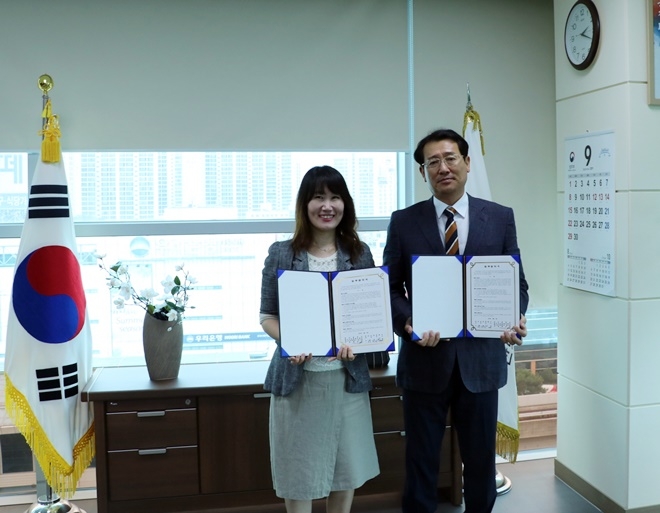 부산시청소년상담복지센터와 업무협약서를 내보이며 기념촬영.(사진제공=부산서부준법지원센터)