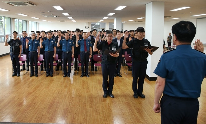 형사기동대 발대식 선서를 하고 있다.(사진제공=부산경찰청)