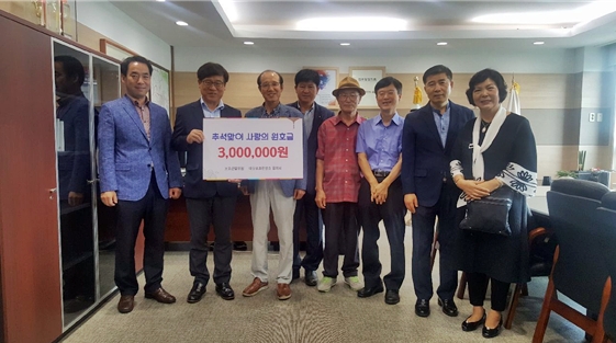 추석맞이 사랑의 원호금 전달식을 갖고 기념촬영.(사진제공=대구준법지원센터)
