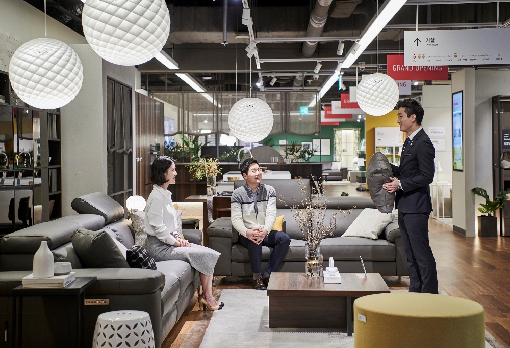 한샘디자인파크 용산점-고객이 전문영업사원에게 상담을 받고 있다(사진= 한샘)