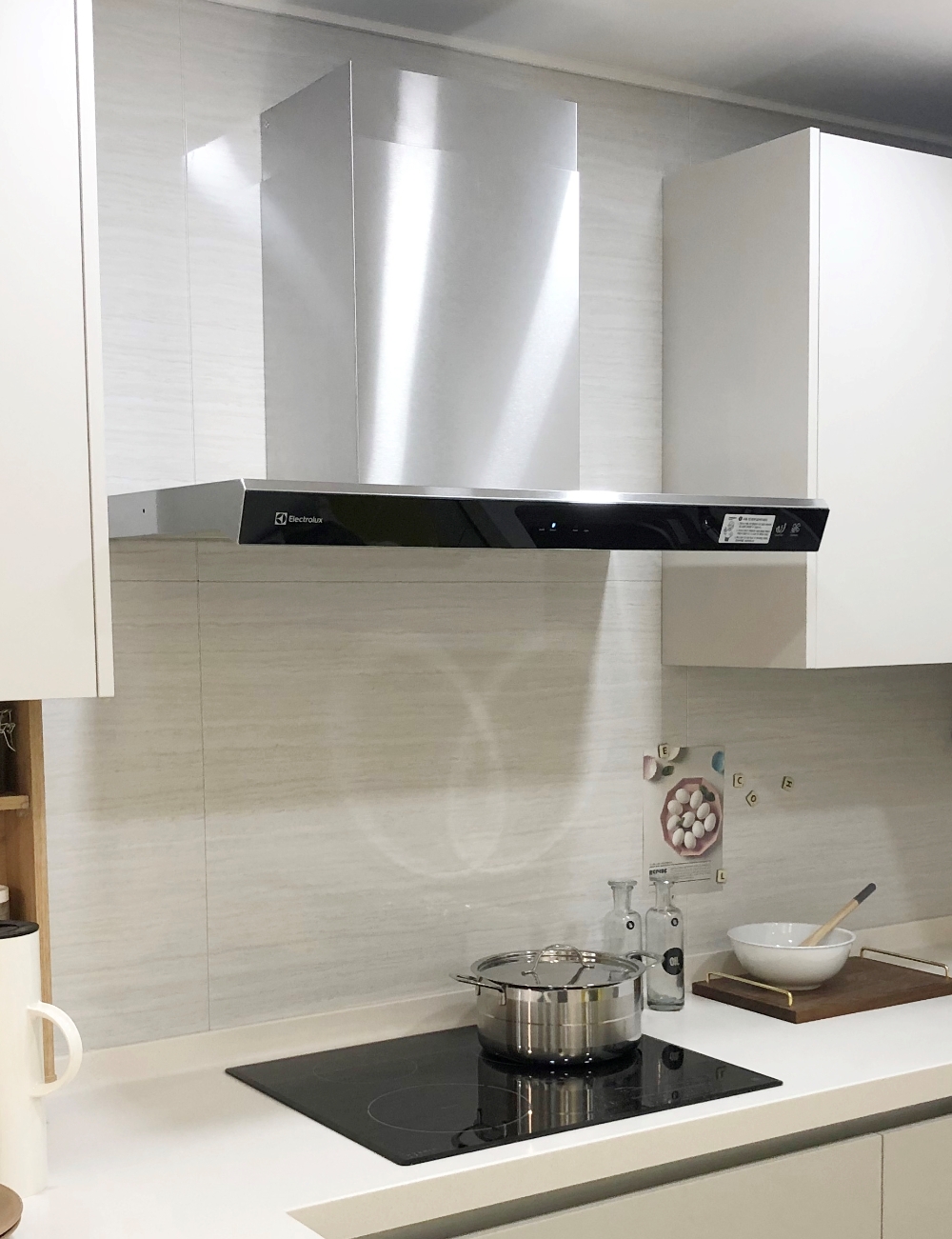 한샘과 일렉트로룩스가 공동 개발한 후드-쿡탑 연동 시스템.(사진=한샘)