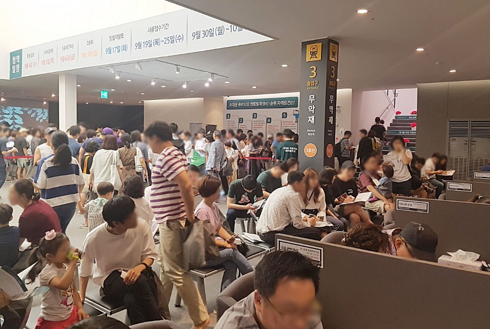 서대문 푸르지오 센트럴파크 견본주택 내 인파.(사진=대우건설)