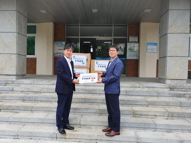 9월 6일 국민건강보험공단 대구북부지사로부터 체육교구을 전달받고 기념촬영.(사진제공=대구소년원)