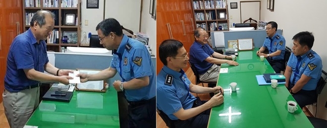 남해해경청 신동삼 기획운영과장이 위문금을 전달하고 담소를 나누고 있다.(사진제공=남해해경청)