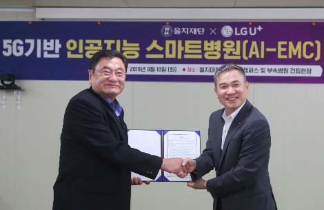 의정부 을지대병원에서 박준영 을지재단 회장(왼쪽)과 하현회 LG유플러스 부회장(오른쪽)이 업무협약을 체결하는 모습. 사진=LG유플러스